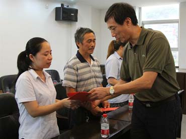 省總工會黨組書記、副主席陳震一行到順昌虹潤精密儀器有限公司慰問困難職工